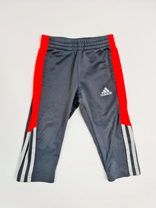 Pantalones Adidas grises para niño de 2 años.