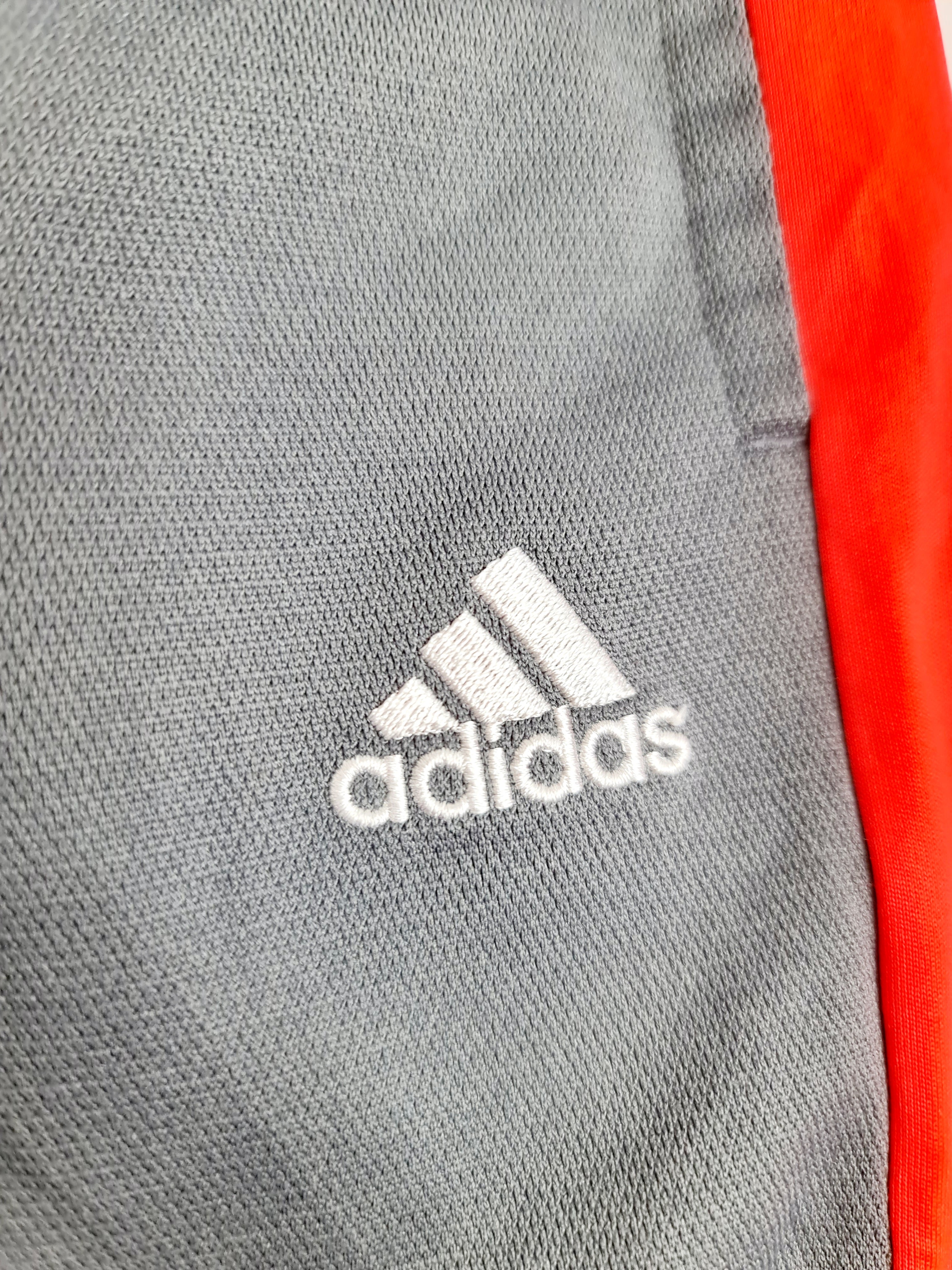 Pantalones Adidas grises para niño de 2 años.