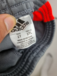 Pantalones Adidas grises para niño de 2 años.