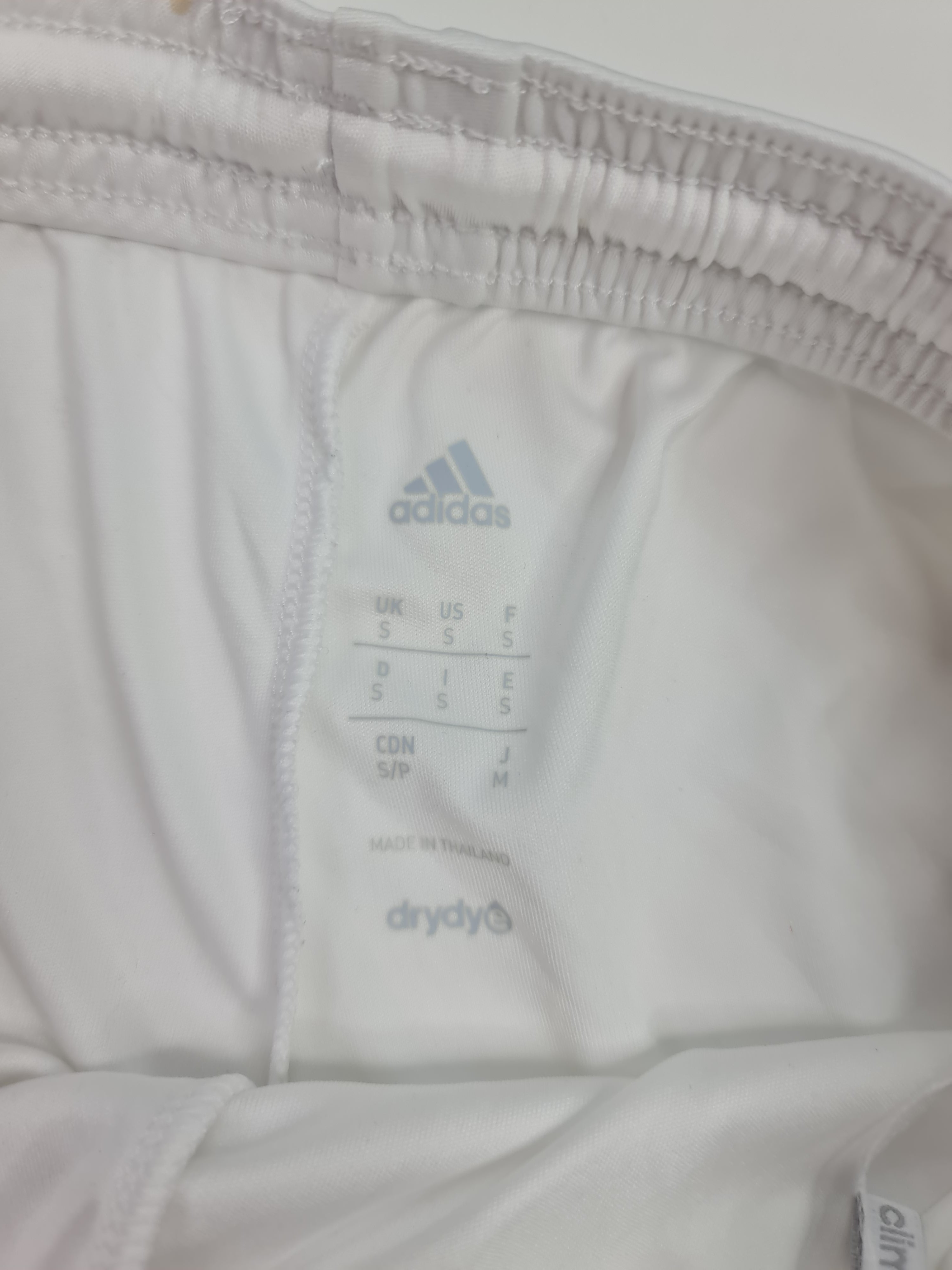 Short deportivo marca Adidas - (Talla: S/P) Blanco