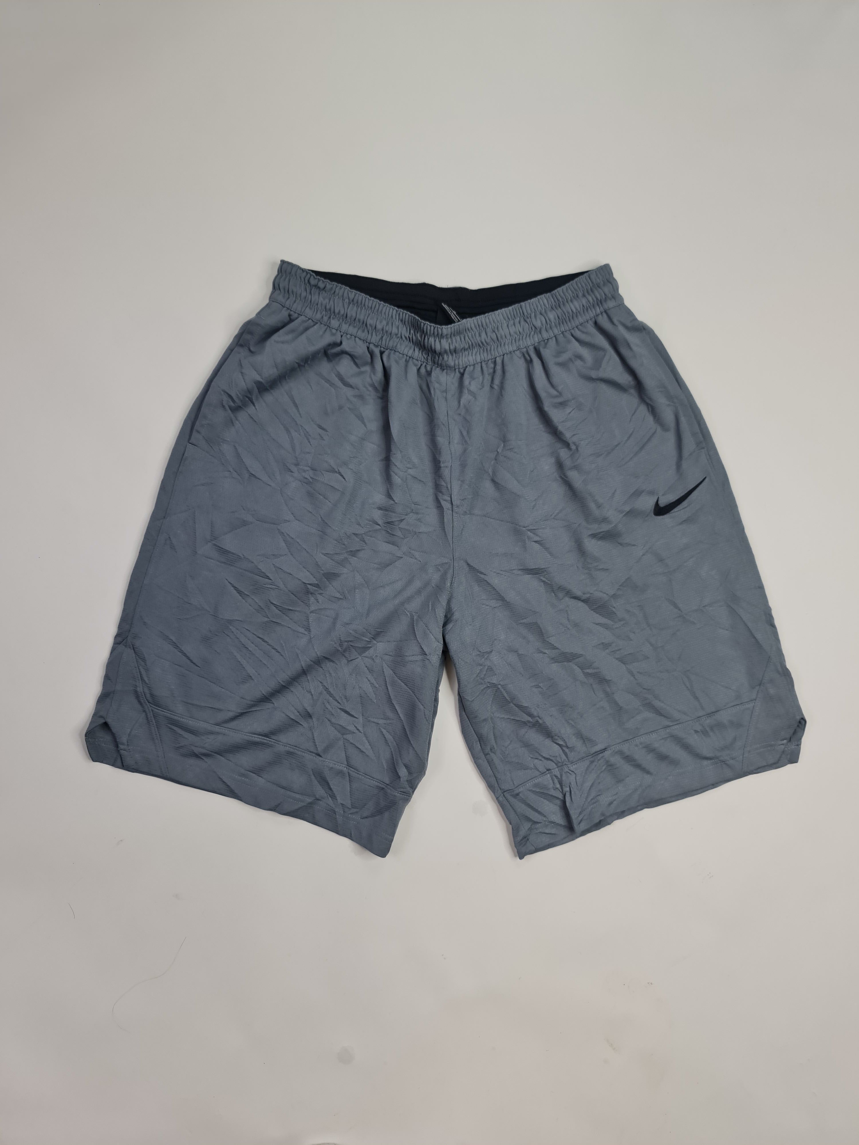 Short deportivo marca Nike - (Talla:XL/XG) Gris