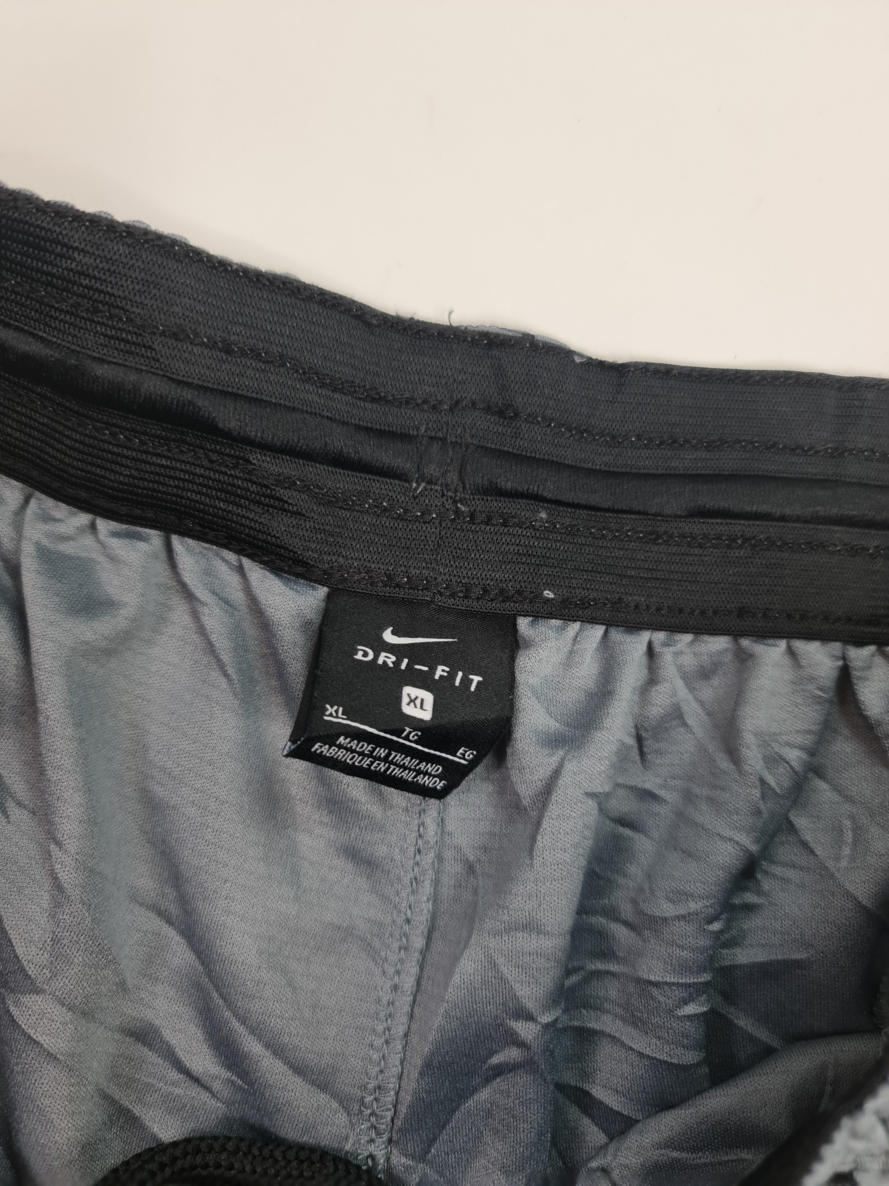 Short deportivo marca Nike - (Talla:XL/XG) Gris